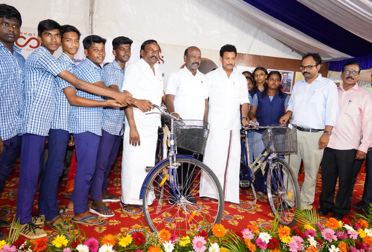 Anbil_Mahesh's tweet photo. முத்தமிழறிஞர் கலைஞர் அவர்களின் நூற்றாண்டு விழாவினை முன்னிட்டு திருவள���ளூர் மாவட்டம் அயப்பாக்கத்தில் நடைபெற்ற விழாவில் கலந்துகொண்டு மாணவர்களுக்கு விலையில்லா மிதிவண்டிகள் மற்றும் #நான்_முதல்வன் திட்டத்தின் கீழ் பயன்பெற்ற மாணவர்களுக்கு சான்றிதழ்களும் வழங்கினோம்.
@Subramanian_ma
#கலைஞர்100