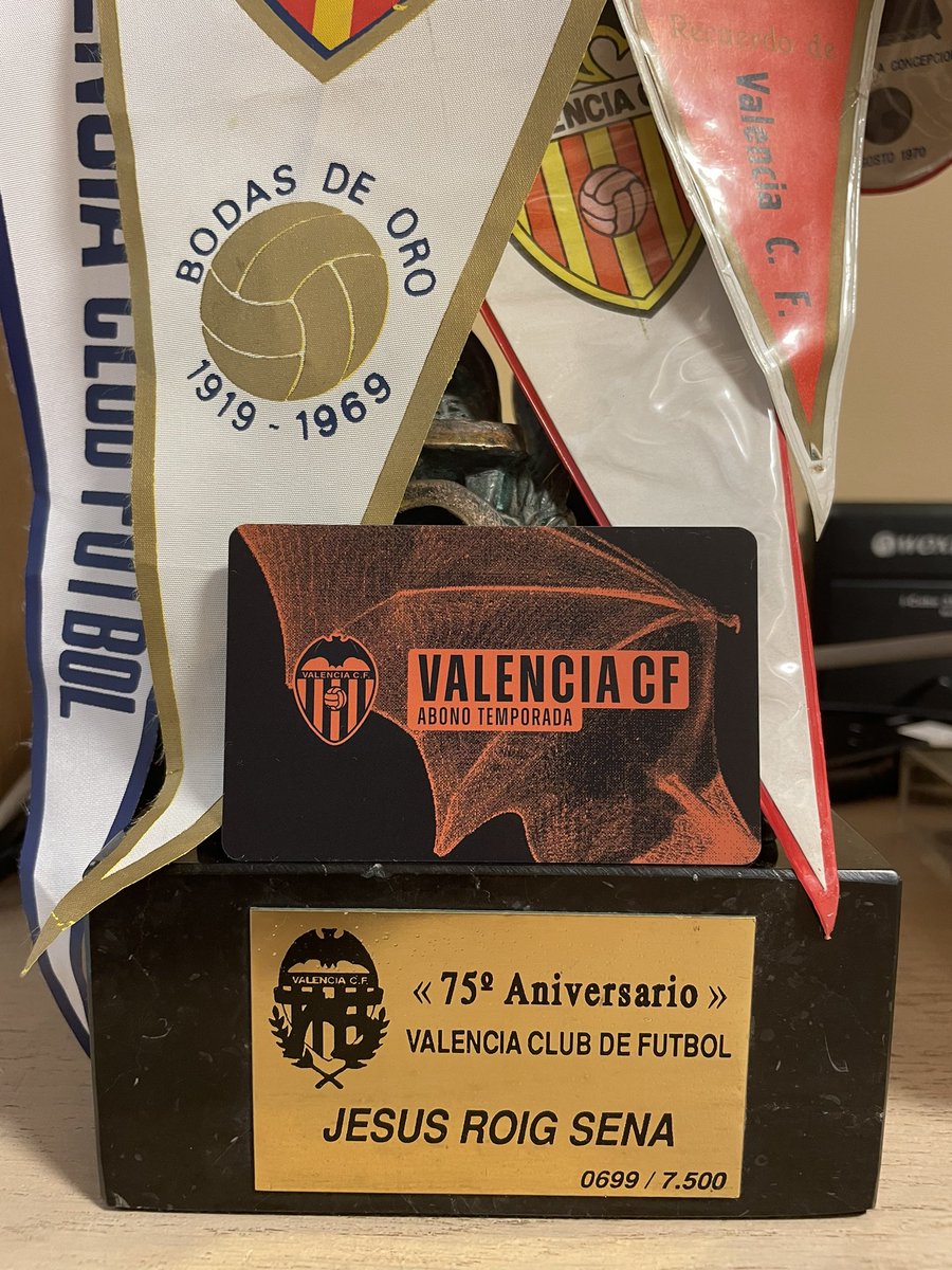 1919Torino's tweet photo. Pues ya ha llegado el pase multitemporada.
Debe ser un homenaje a Anil Multhy.
Meriton no quiere entender que el pase para muchos valencianistas no es solo un medio de acceso a Mestalla, es un documento sagrado que guardamos año tras año.
Hijos de puta!
Amunt sempre!!
#LimHoHome https://t.co/6Eix7N2mkX