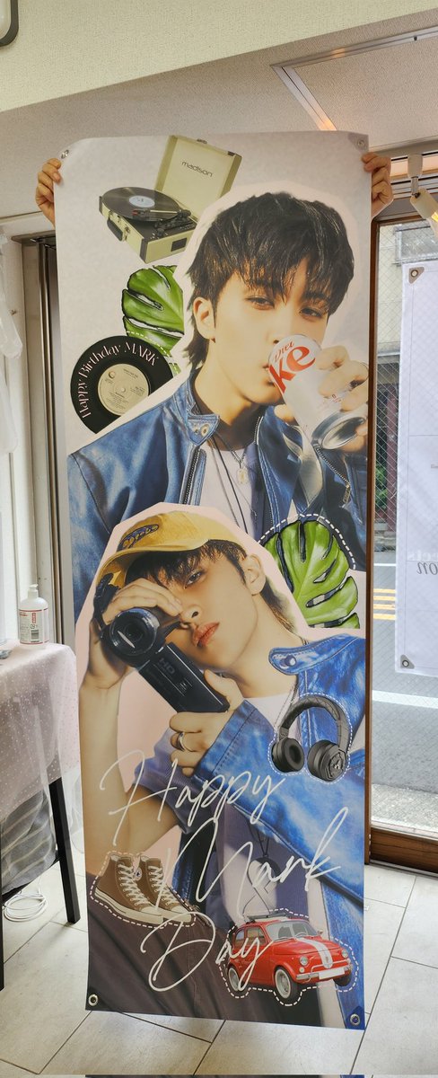 Ing_Cafe's tweet photo. 《プレゼント企画》
明日から開催の @mk_hc_co  様主催 #NCT #マーク さんの素敵な大型バナーを当店と主催者様をフォロー、このツイートをRTして頂いき、ご来店認証写真を上げてくださった方の中から抽選で1名様にプレゼント🎁
#シズニ の皆様のご応募お待ちしてます😊
#NCT127 #NCTDREAM
#イリチル #ドリム
#カプホ