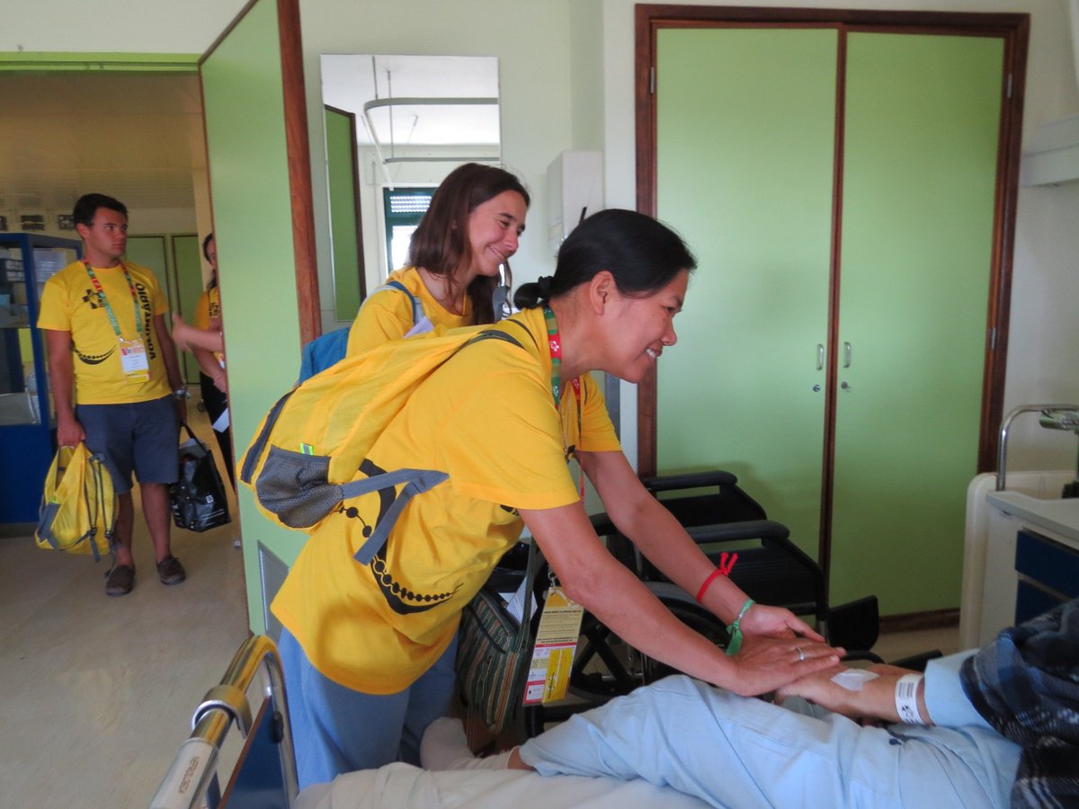 jmj_es's tweet photo. Miles de voluntarios han visitado cerca de 600 instituciones en las que viven personas que no pueden salir de sus casas, hospitales o residencias, para acercarles la #JMJ 🙏

🗨️"Hoy ha sido uno de los días más extraordinarios de todas las JMJ. ¡He sentido a Dios con nosotros!" https://t.co/8rGOxLvYXl