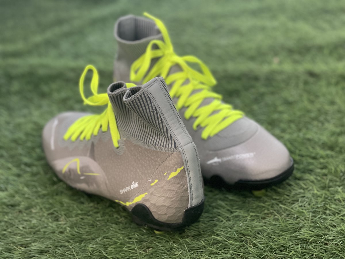 footpack's tweet image. 🦈 @SmartPowerstud se lance sur le marché des chaussures de foot !
Une paire de chaussures que la marque annonce bientôt visible sur les terrains de Ligue 2 et de Top 14 !