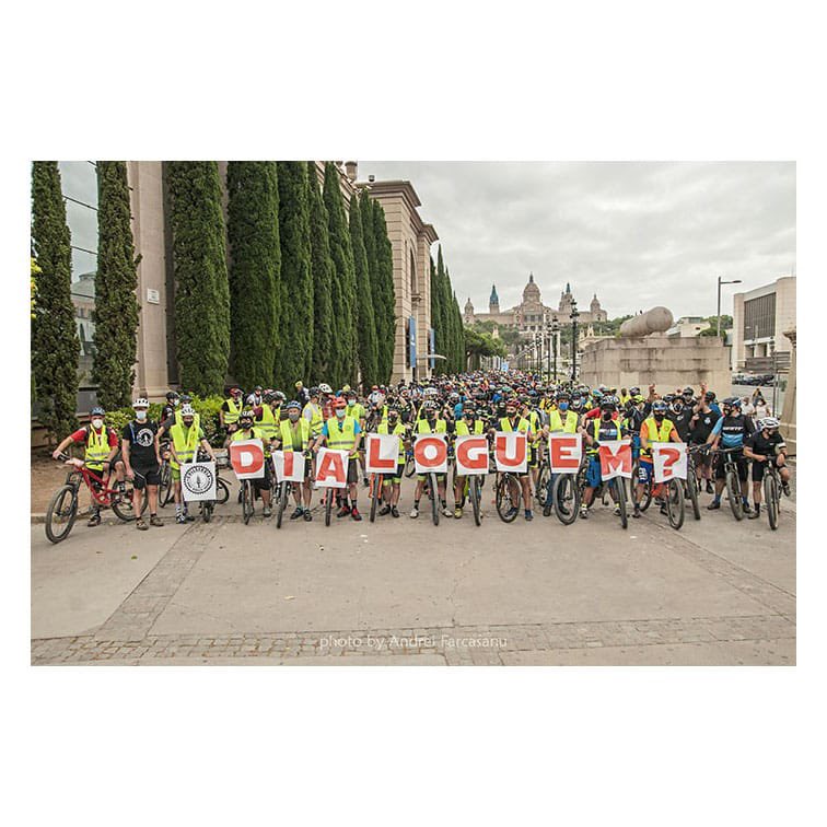 BarcelonaCsrc's tweet photo. Des de CSRC seguim tenint el compromís de DIALOGAR amb tots per tal de fer posible un marc normatiu inclusiu que faci posible el ciclisme de muntanya per corriols al Parc Natural de Collserola amb la preservació del medi. Ara, més que mai, continuem amb la mà estesa. #Dialoguem https://t.co/znhMOBKk64