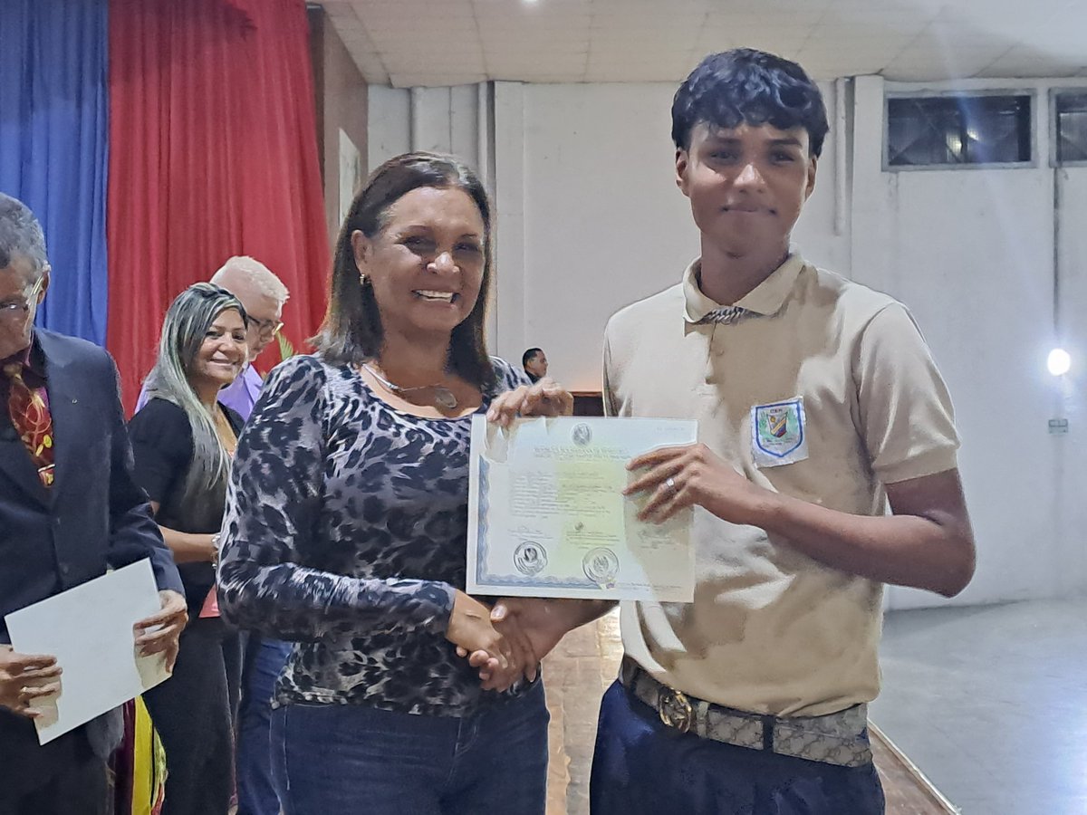 CDCEAragua's tweet photo. #28Julio
Autoridad Única de Educación @PiedadQuintana1 estuvo presente en el acto académico de la U.E.N Creación Campo Alegre, donde más de 100 estudiantes recibieron su título de Bachiller.
#AmigoComandante 
@NicolasMaduro 
@_LaAvanzadora 
@MPPEDUCACION 
@Soykarinacarpio https://t.co/HG5TrRE4YO