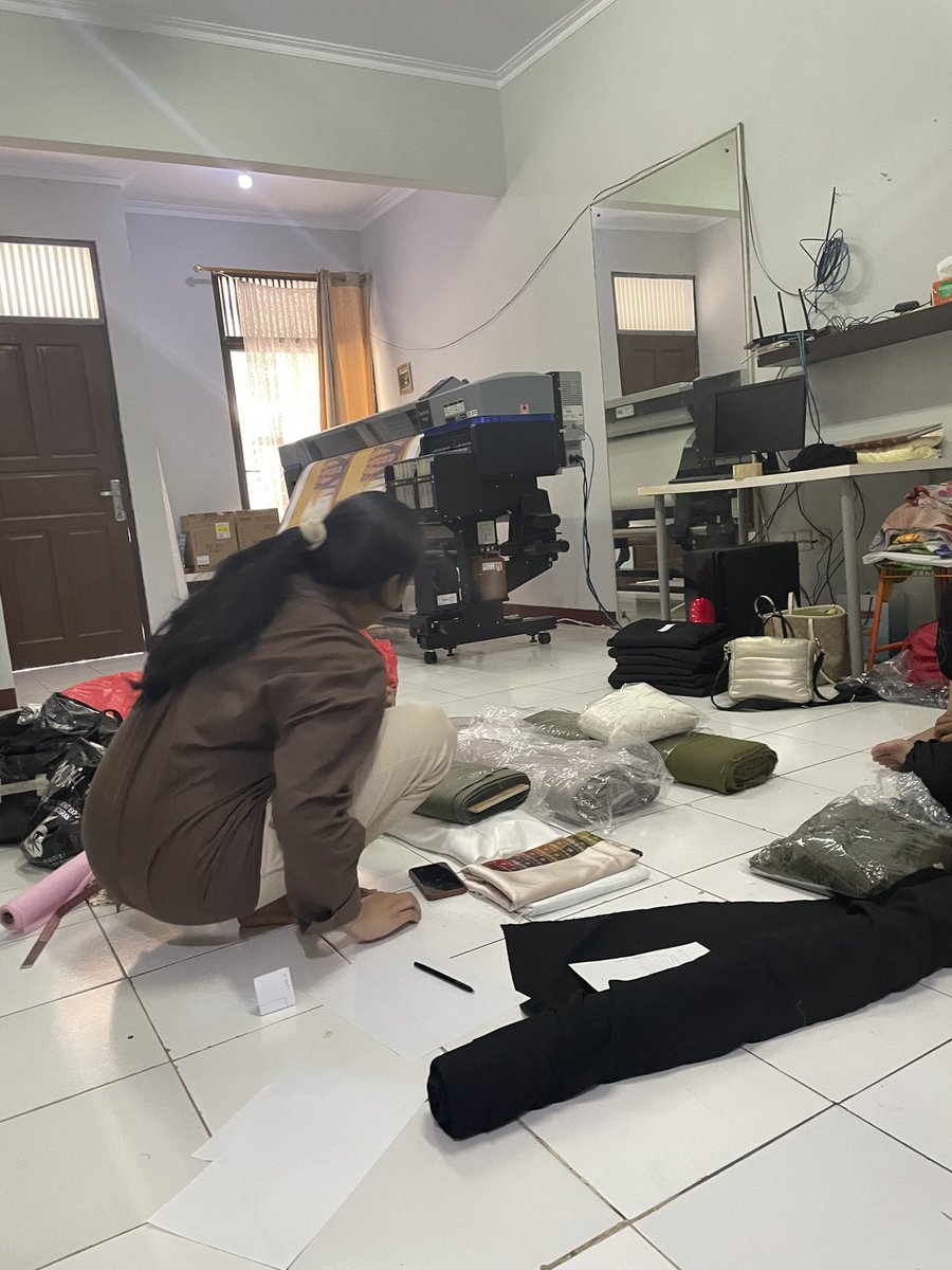 Belajar jd produsen… iya emang ngga sama ama teori di sekolah .. di tuntut jd cenayang apa yg gadis dan Mahmud suka 🤣belajar jd produsen bukan konsumen 🤭