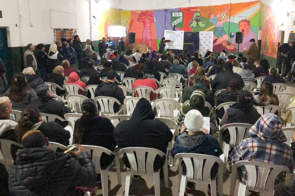 fmoreiraok's tweet photo. Nos reunimos con vecinos y vecinas para contarles cómo viene el avance de las obras de cloacas financiadas por @provinciaba y ejecutadas por #DIPAC en José León Suárez, Lanzone y 9 de Julio.
Una zona donde ya completamos las obras en más de 100 cuadras y seguimos avanzando. https://t.co/F7sFXmpY3J