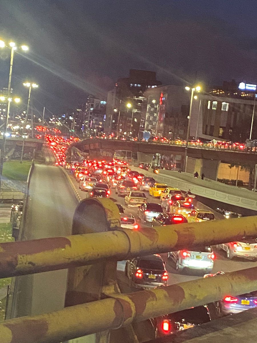 SHOFI_Colombia's tweet photo. #UnaMaldadEs obligar a tus trabajadores a pasar horas en trancones para ir a la oficina cuando sus labores pueden hacerse desde casa. 🥲 #trabajoremoto https://t.co/rO1YDHp17s