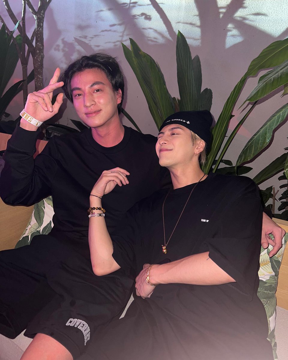 JacksonWGlobal's tweet photo. [INSTA] 230728 gulfkanawut

"⚽️🥂"

📸 Jackson and Gulf

#JacksonWang #王嘉尔 #잭슨 #TEAMWANG @JacksonWang852 #GulfKanawut https://t.co/X81L891usx