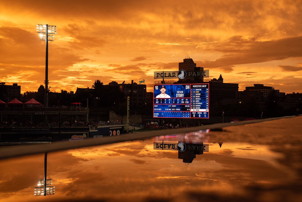 The most incredible baseball sky of my life deserves one full size photo on the timeline before I share a bunch of others 🤩