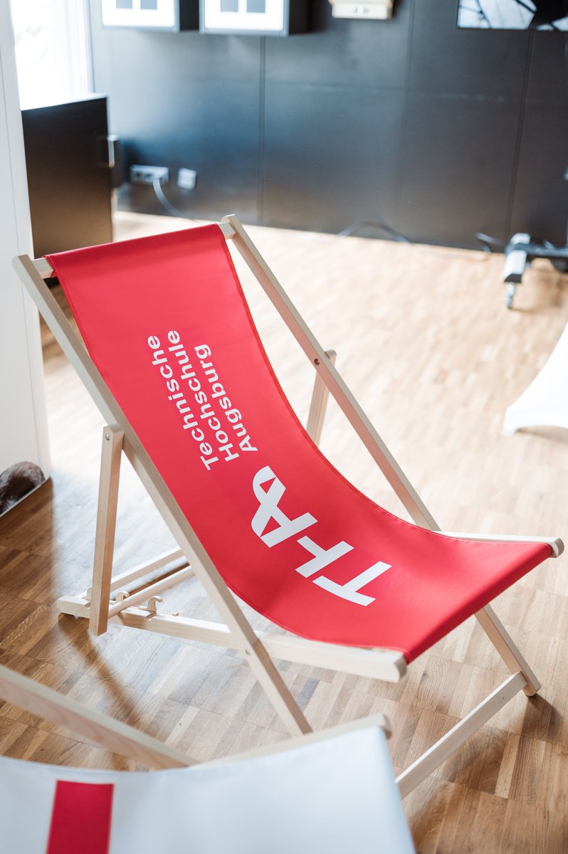 Jochen Rädeker had the pleasure this week of presenting the new identity of @HS_Augsburg 💛🎓

👨‍🎨 Thanks to the Strichpunkt team for a thorough branding process and an outstanding result in a record time - and thanks to @HS_Augsburg for the trust they have shown in our work. 🖌️🎨
