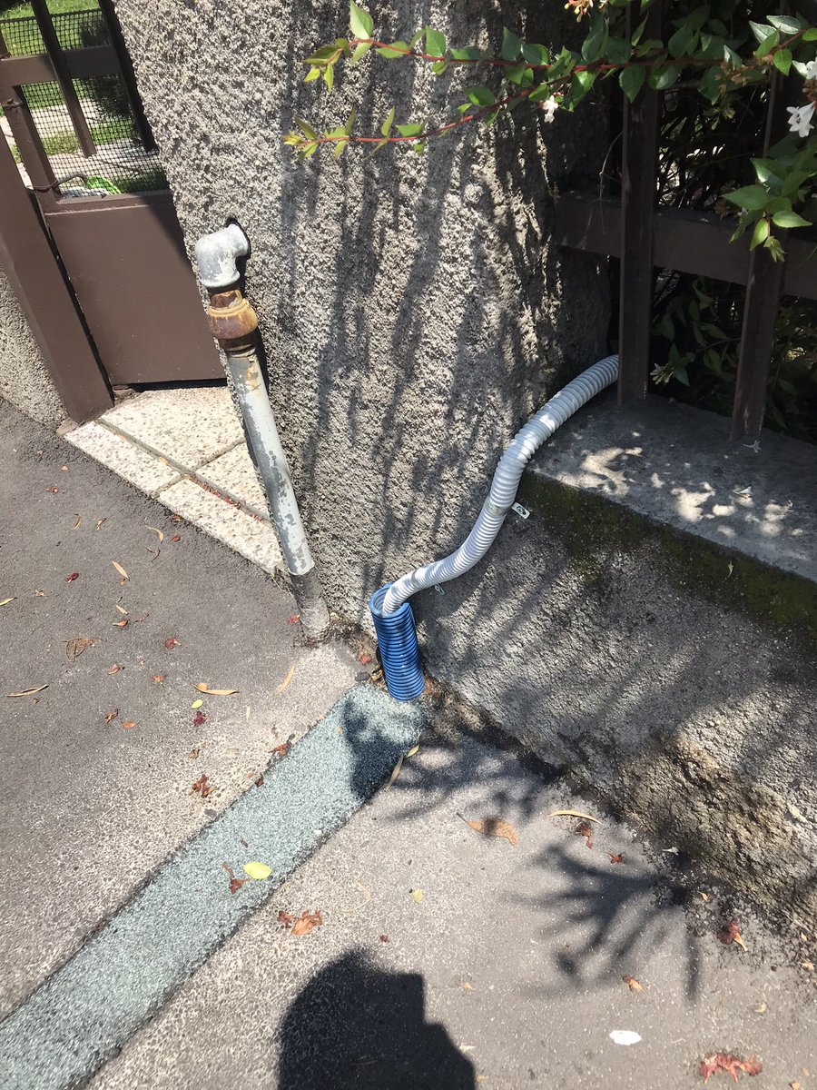 emanuele1948's tweet photo. @TIM_Official 
Vorrei collegarmi alla nuova rete in fibra. Chiedo però che il materiale da utilizzarsi offra migliori garanzie di sicurezza di quelle che appaiono nella foto, il tubo corrugato può essere facilmente tagliato lasciando il mio sistema interno scollegato.
Come fare? https://t.co/FC7igaSyQB