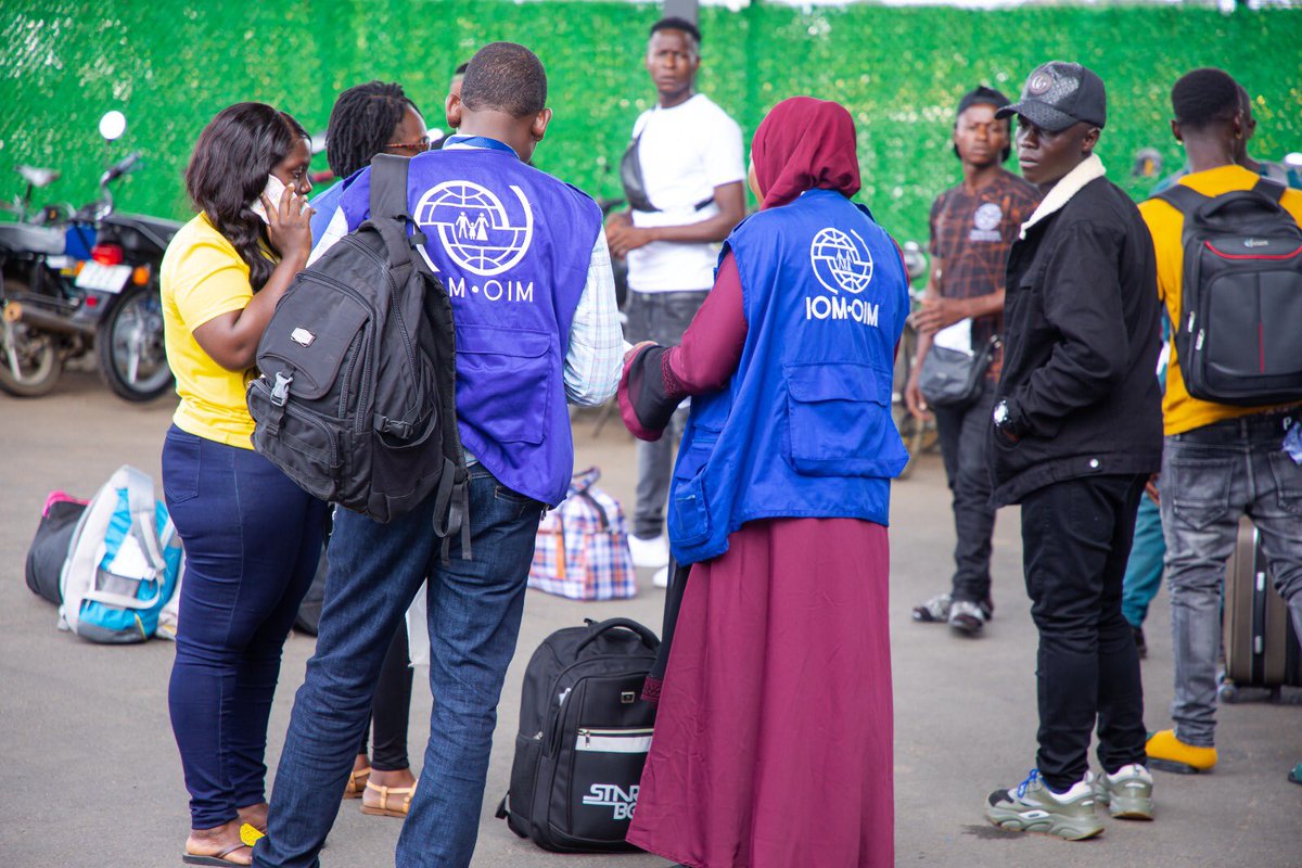 IOMSierraLeone's tweet photo. Upon their arrival at the Freetown International Airport, returnees received some assistance from IOM🇸🇱 including provisions for onward transportation to their final destinations. 

Thanks to EU🇪🇺 funding
#MigrationSupport 
#EU🇪🇺
#OIMNiger 

2/2 https://t.co/9Bh7gJgMCy