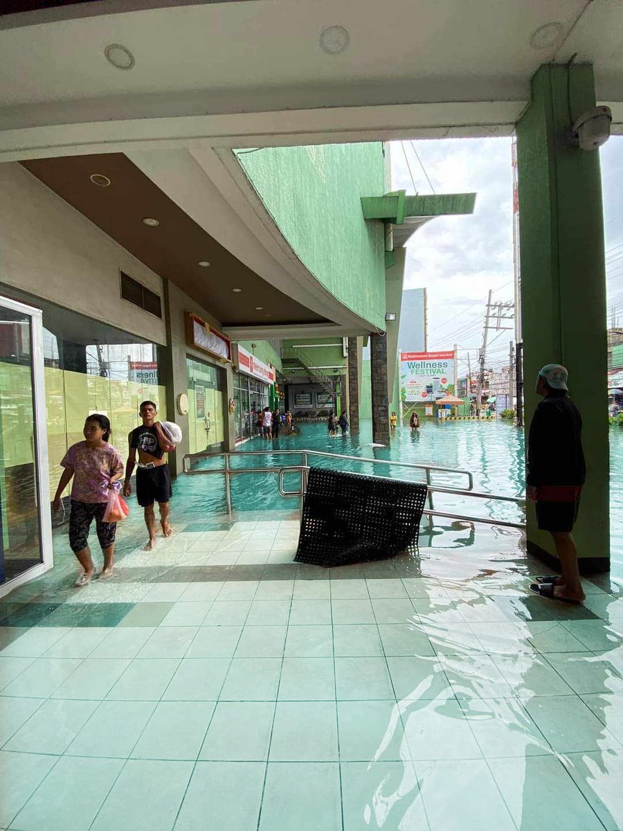 News5PH's tweet photo. "WHAT IF GANITO ANG BAHA?"

Bumenta sa netizens ang post-processed na mga larawang ito ng baha sa Balagtas, Bulacan. Nagmistulang isang resort kasi ang landmark sa lugar dahil sa ginawang kulay asul na tubig-baha. #News5

📷: Jose Glynn Yuro Panes Jr., Wilbert Morato https://t.co/0RdD8g1vVR