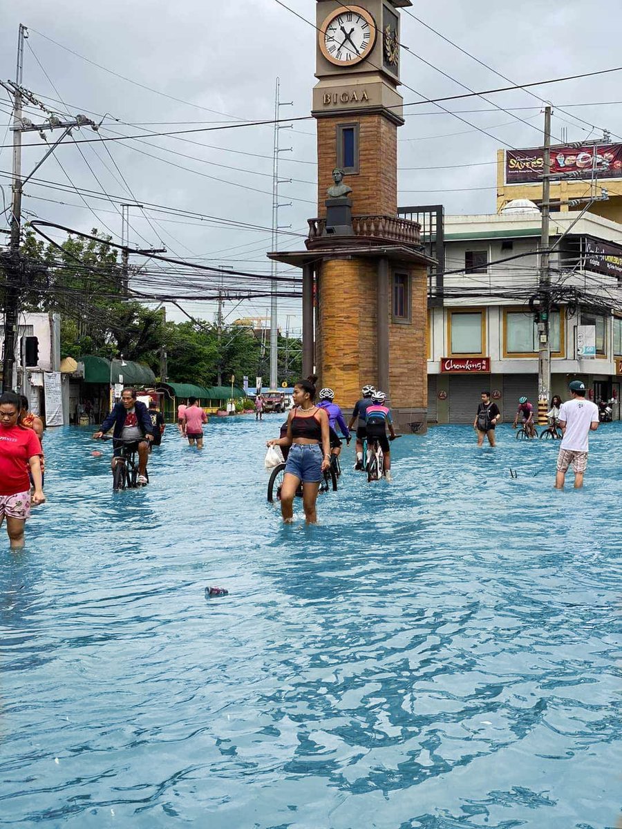 News5PH's tweet photo. "WHAT IF GANITO ANG BAHA?"

Bumenta sa netizens ang post-processed na mga larawang ito ng baha sa Balagtas, Bulacan. Nagmistulang isang resort kasi ang landmark sa lugar dahil sa ginawang kulay asul na tubig-baha. #News5

📷: Jose Glynn Yuro Panes Jr., Wilbert Morato https://t.co/0RdD8g1vVR