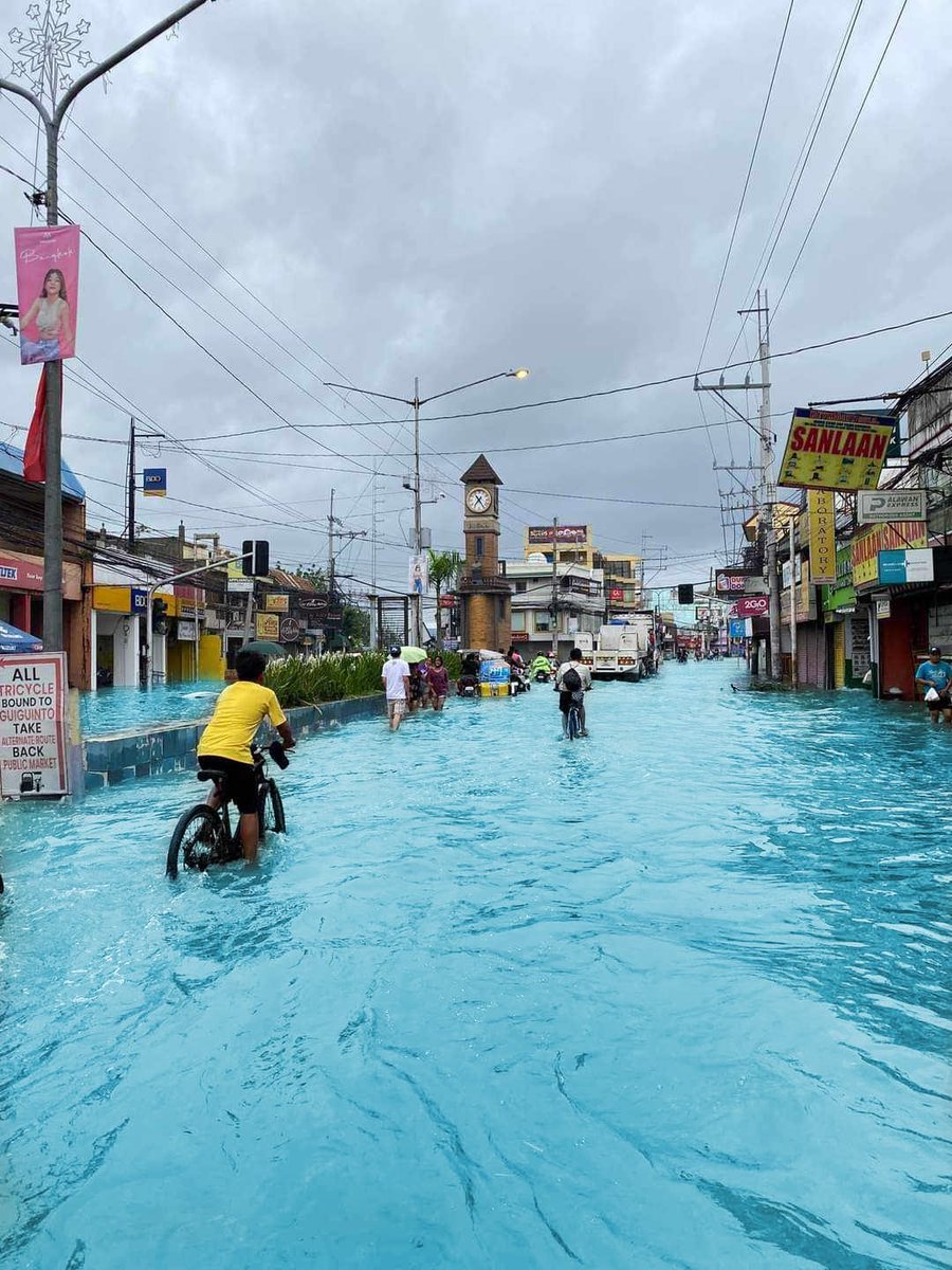 News5PH's tweet photo. "WHAT IF GANITO ANG BAHA?"

Bumenta sa netizens ang post-processed na mga larawang ito ng baha sa Balagtas, Bulacan. Nagmistulang isang resort kasi ang landmark sa lugar dahil sa ginawang kulay asul na tubig-baha. #News5

📷: Jose Glynn Yuro Panes Jr., Wilbert Morato https://t.co/0RdD8g1vVR