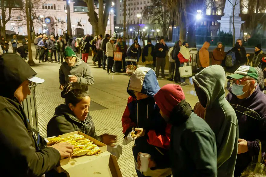 kmacandall's tweet photo. Esto es Plaza de Mayo a la noche.

Pero no sale por la tele, ni aparecen Juan Carr, Tinelli, o Narda Lepes.

Ni hay periodistas llorando. https://t.co/SADolq9lH6