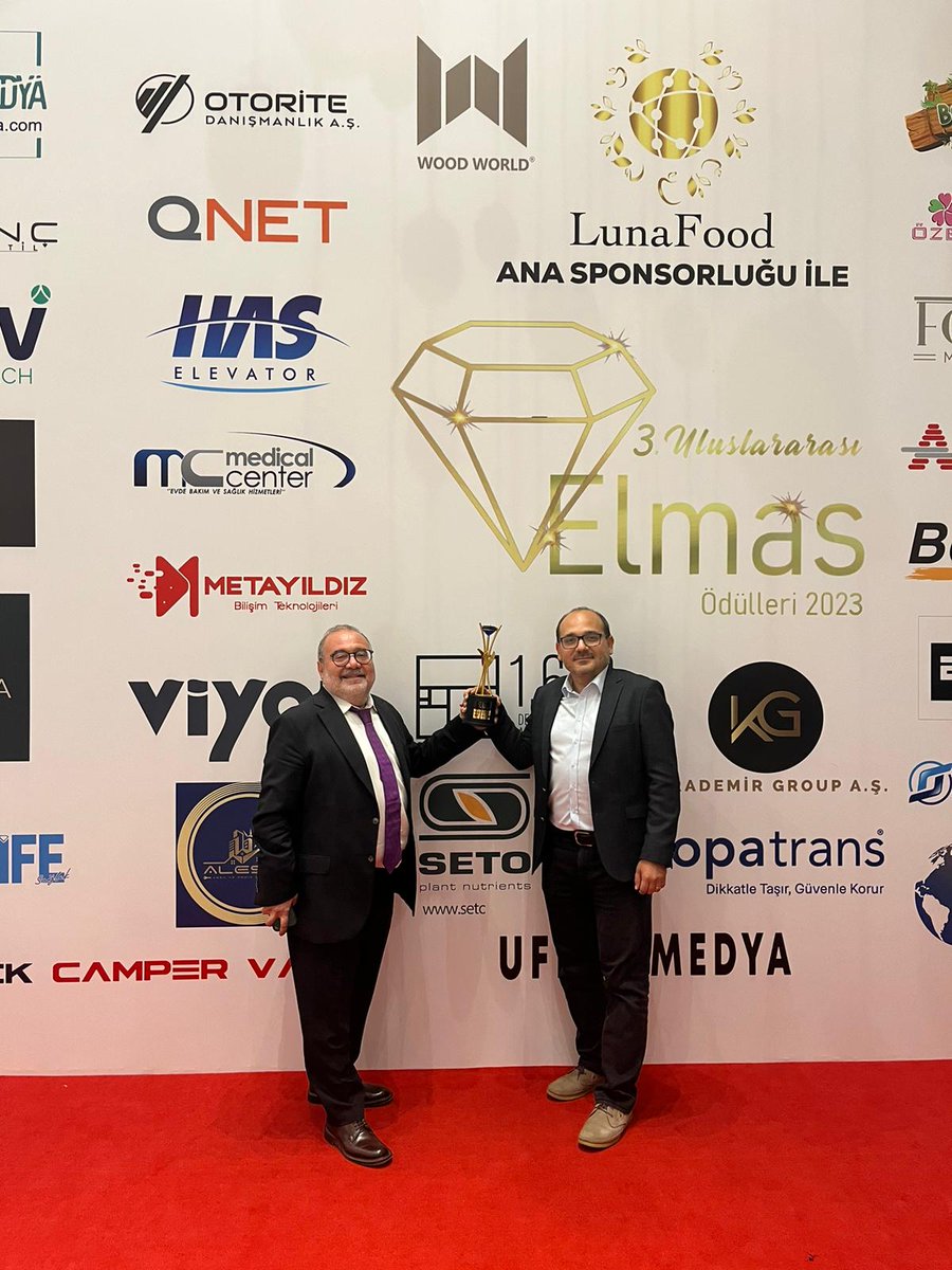 SETOAS07's tweet photo. Ödül töreninde ödülümüzü Yönetim Kurulu Başkanımız Sayın @urcum62 ve yönetim kurulu üyemiz sayın @fzeytinci aldılar. @gonenburak https://t.co/3FubfOQrdb