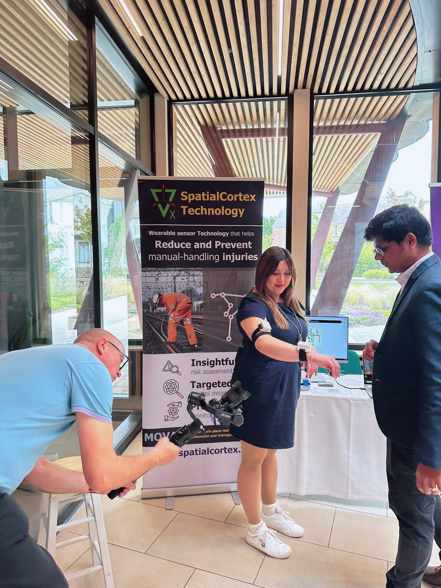 concertina226's tweet image. Had a great time yesterday going up to York to host @LNER’s #FutureLabs startup event, film and talk about new technologies to help solve problems in the rail sector 🚄📹🎤

Glad the programme is enabling smaller firms to showcase useful cool new tech 🦾

lnerfuturelabs.co.uk/demo-day-agend…