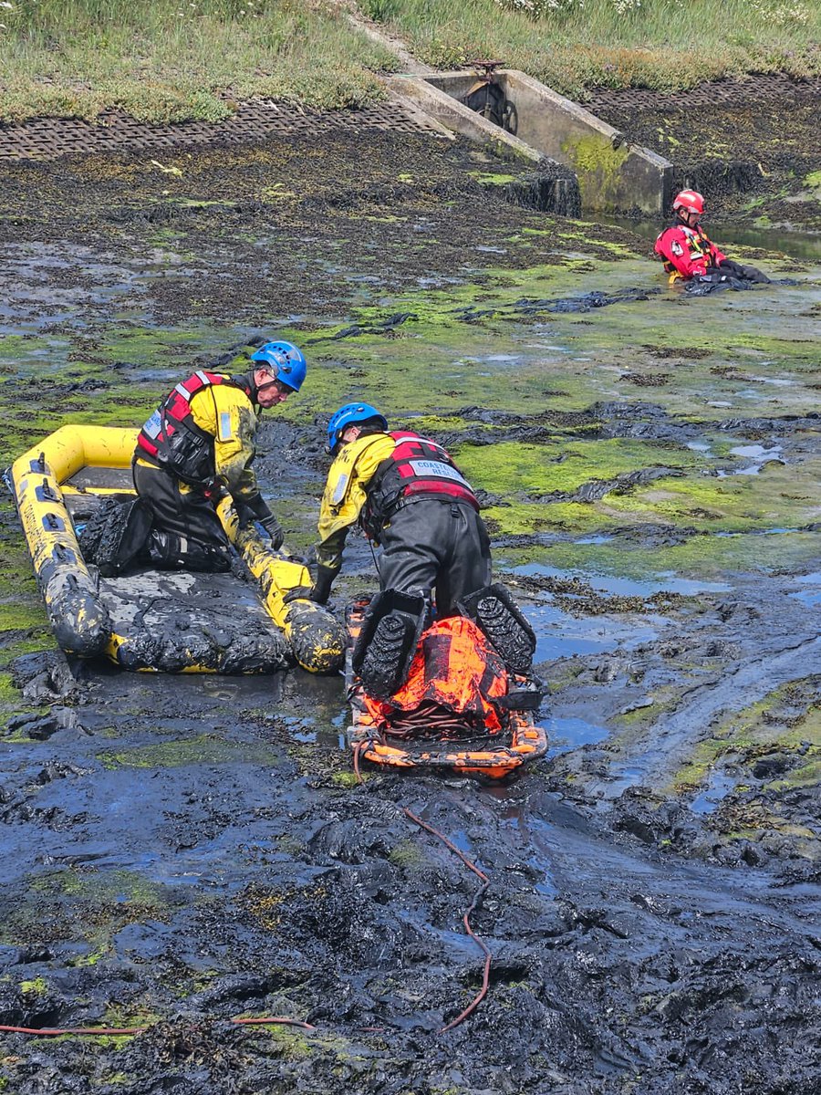 HANTSAR's tweet photo. How’s your Friday going? 

Hopefully less muddy than ours! 

Some of the High Risk Search Team were out this morning training with @HMCoastguard Lymington Coastguard Team doing some joint training! 

#mud #hantsar20 #SearchAndRescue #Hampshire https://t.co/0q3BC1PRNJ