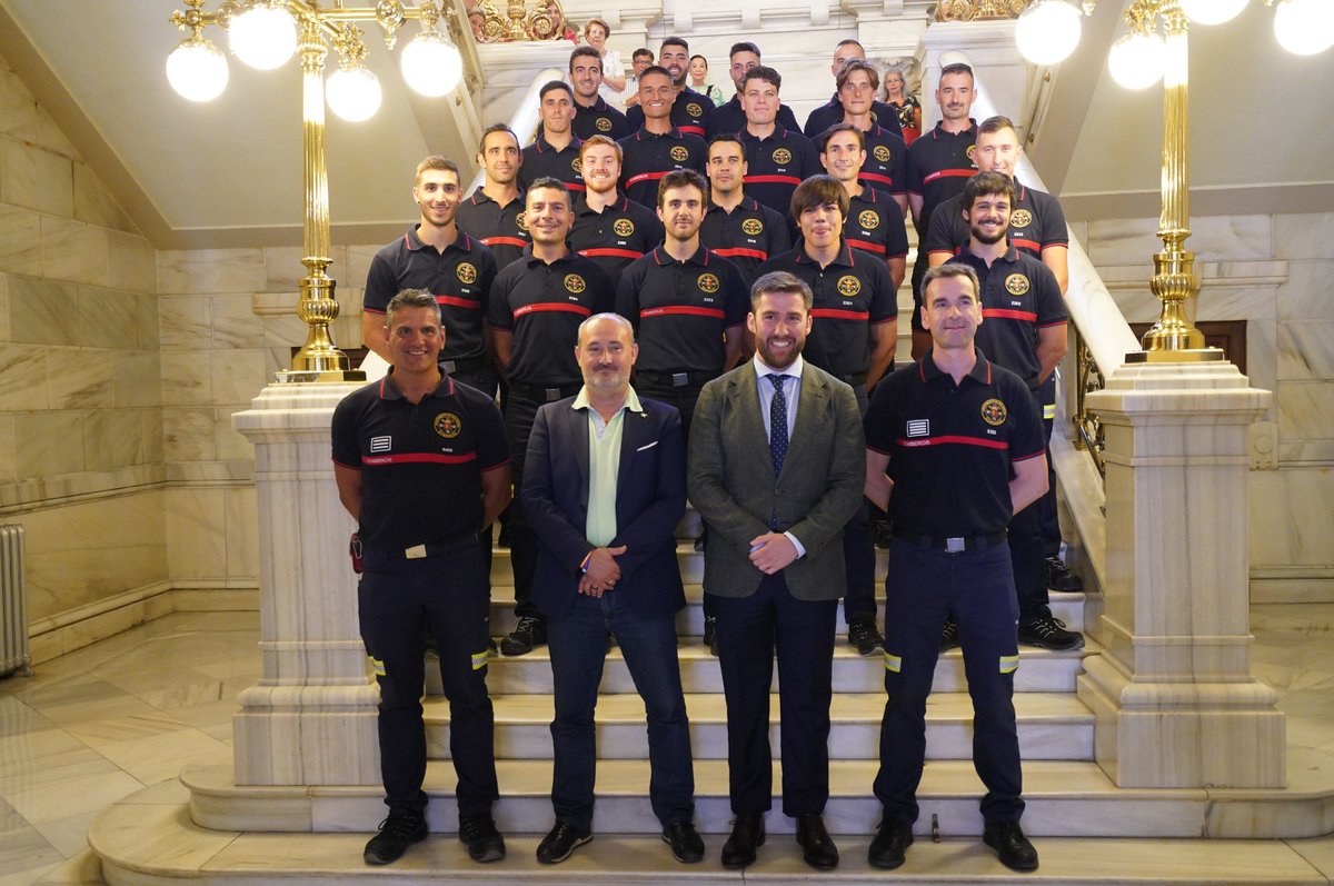 AyuntamientoVLL's tweet photo. El concejal de Personal, @fblancopaco,  acompañado por el concejal de Seguridad Ciudadana, @CuadradoToqVOX, preside la toma de posesión de los 19 bomberos 👨‍🚒 que se incorporan al Servicio de Extinción de Incendios, Salvamento y Protección Civil del @AyuntamientoVLL @BomberosVLL. https://t.co/2Cm5Lz4V0b