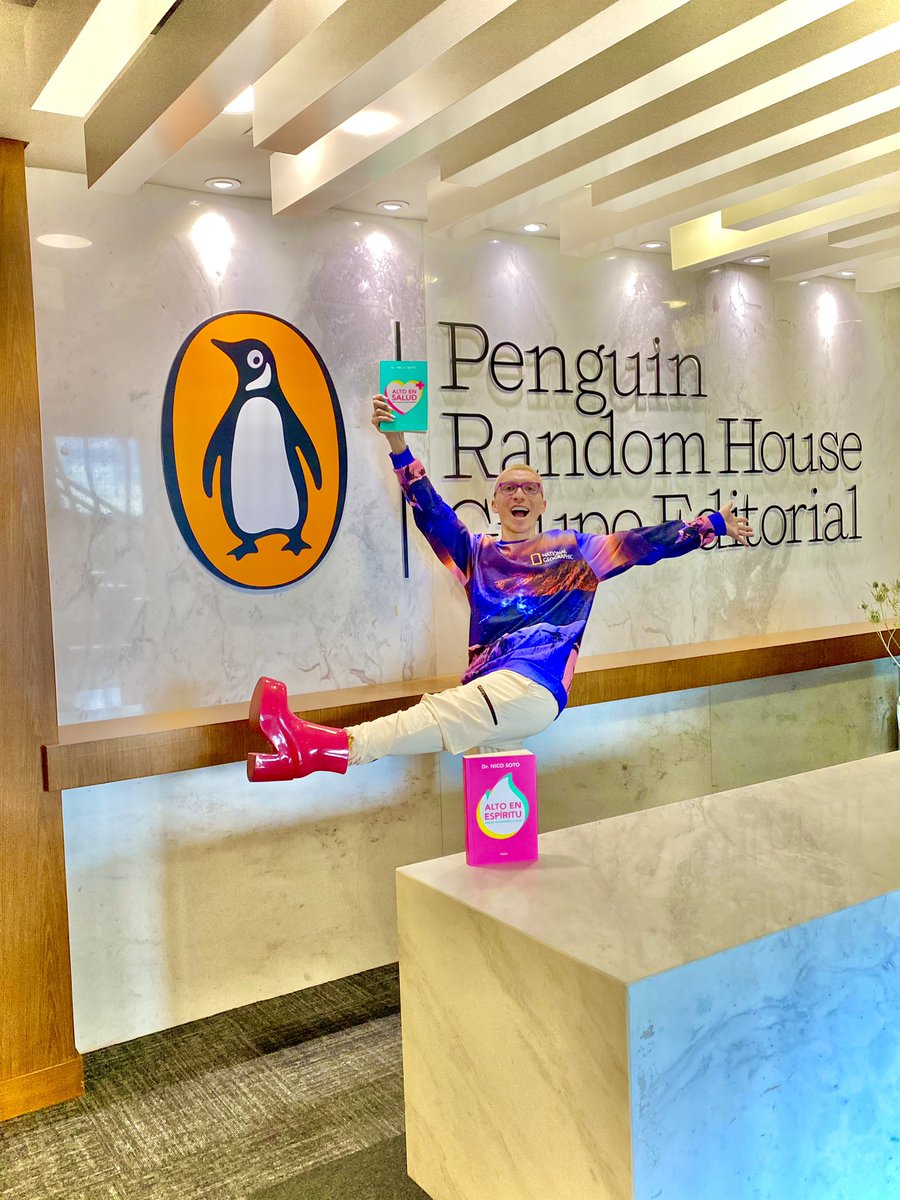 Un sueño! Anduve por los espacios de <a href="/Penguinlibrosco/">Penguin Colombia</a> y me recibieron muy bien! 💖👽🛸🇨🇴