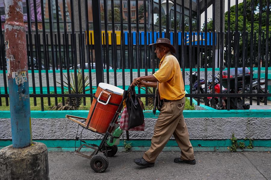oscarguaraira1's tweet photo. Reinserción laboral de adultos mayores, una opción convertida en necesidad en Venezuela
Es un actor clave para la reconstrucción de #Venezuela
#Acnur #adultosmayores #Convite #Diáspora #Migrantes #OIM #ReActivados #Refugiados
🙋🚀⚓️ https://t.co/CTJRSyjwrk 👈👈 #EnFotos #28Julio https://t.co/rfAl1Gp8H5