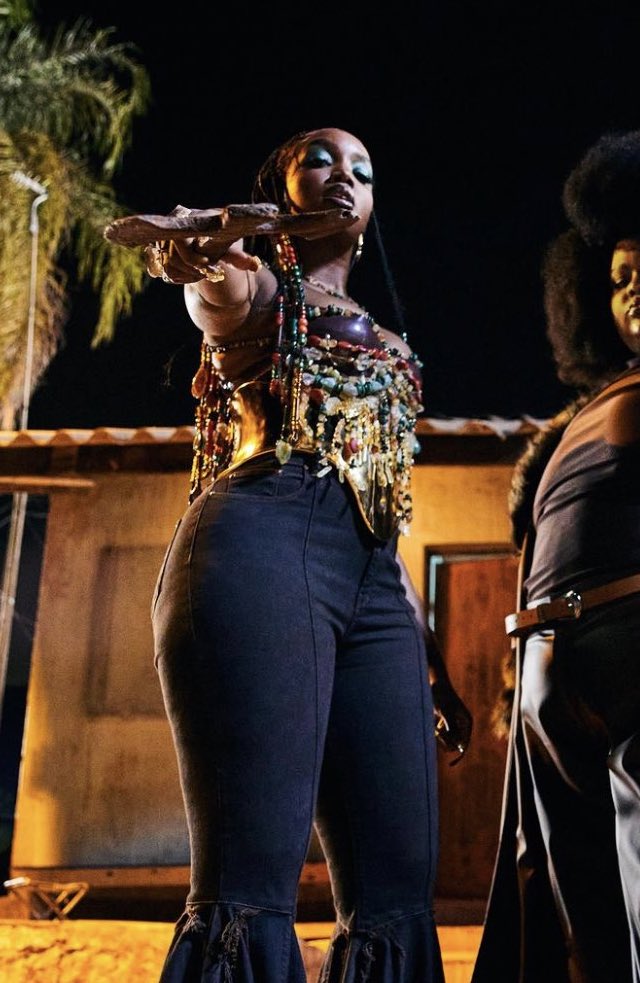 izaportal's tweet photo. 🚨 IZA apresentará duas faixas EXCLUSIVAS de seu álbum no Fantástico. As canções intituladas “NUNCA MAIS” e “QUE SE VÁ” serão lançadas junto com o disco.

Se segura, carequinha! 🫢 https://t.co/S73zV1GTxr