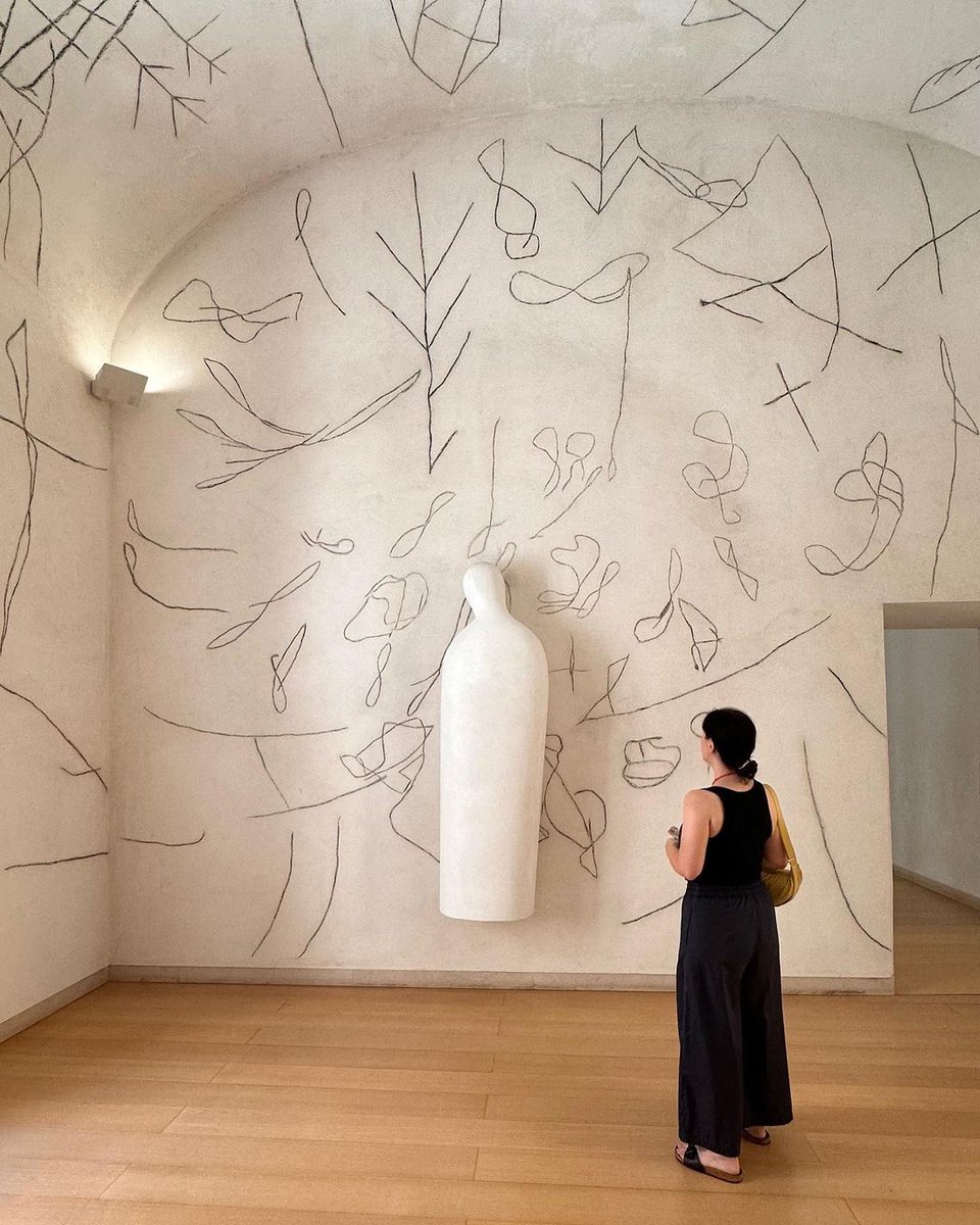 Nell'installazione site specific realizzata da Paladino per il #museoMadre, tra i segni graffiati sulla superficie grezza delle pareti emerge una scultura aggettante nello spazio: presenza fantasmatica, figura allegorica che sembra abitare un mondo in cui convivono vivi e morti.