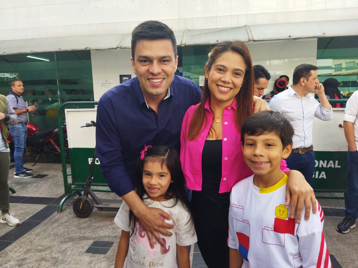 CaracolBga's tweet photo. #ComienzaLaCampaña Fabián Oviedo se inscribió como candidato a la alcaldía de #Bucaramanga por el movimiento significativo de ciudadanos, "Mano" https://t.co/DGsXCObLCD