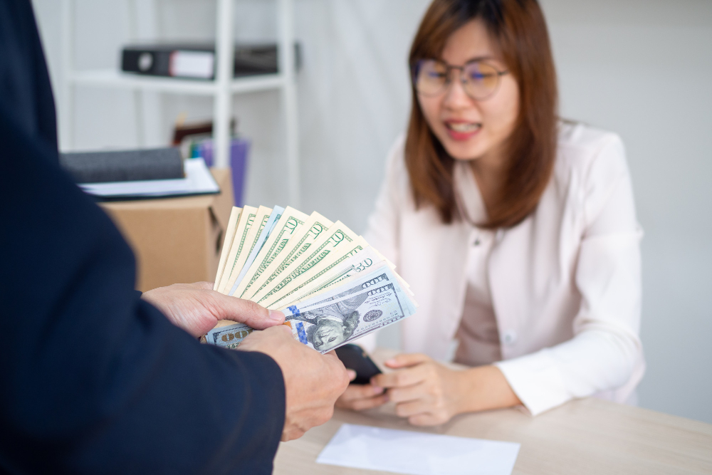 1stcapitalbf's tweet photo. Should you get a business loan from your bank? 🧐🤔 Consider the pros &amp; cons! Traditional banks offer familiarity, but alternative lenders like First Capital Business Finance provide more flexibility. 🌟🚀 Read our article to make an informed choice! 👉https://t.co/583TDsAQa0 https://t.co/If7LPepJ1A