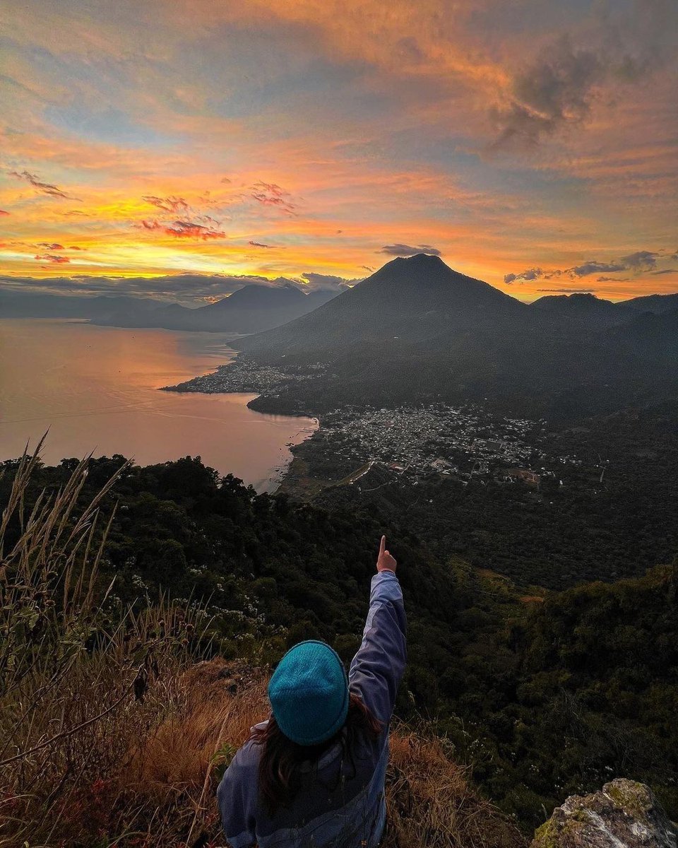 atitlan_gt's tweet photo. @panajaxel #repost La vida es cuesta arriba, pero la vista es genial. https://t.co/xwJVseuijB
