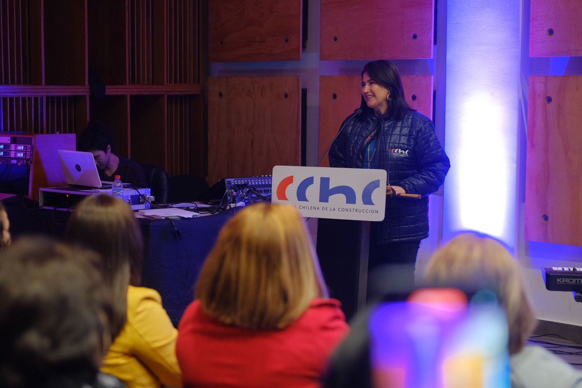 CChCChillan's tweet photo. 👷‍♀️En una emotiva ceremonia, la Comisión de Mujeres de la CChC Ñuble certificó a 13 trabajadoras como 'Maestras en Terminaciones'. En esta oportunidad se contó con la participación de la vpdta. nacional, Jacqueline Gálvez. https://t.co/4VJG9cc0G7