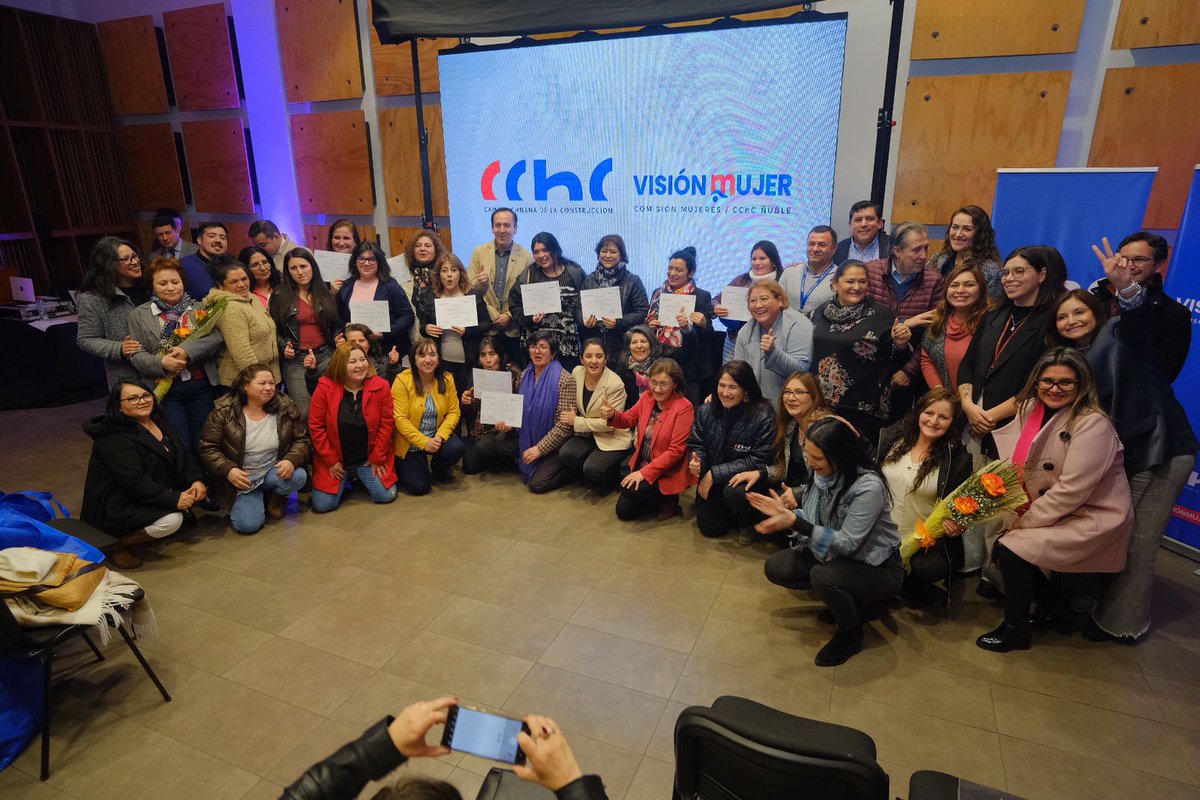 CChCChillan's tweet photo. 👷‍♀️En una emotiva ceremonia, la Comisión de Mujeres de la CChC Ñuble certificó a 13 trabajadoras como 'Maestras en Terminaciones'. En esta oportunidad se contó con la participación de la vpdta. nacional, Jacqueline Gálvez. https://t.co/4VJG9cc0G7