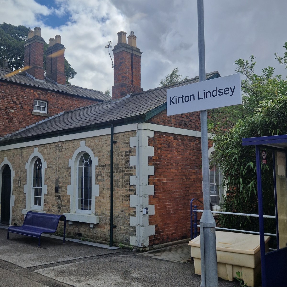 Earlier this week I decided to do something a bit different & headed to travel on the 1-a-day train that runs via the Brigg line. One of the intermediate stations is Kirton Lindsey, which has this wonderful little station building that's unfortunately no longer in use

#BriggLine