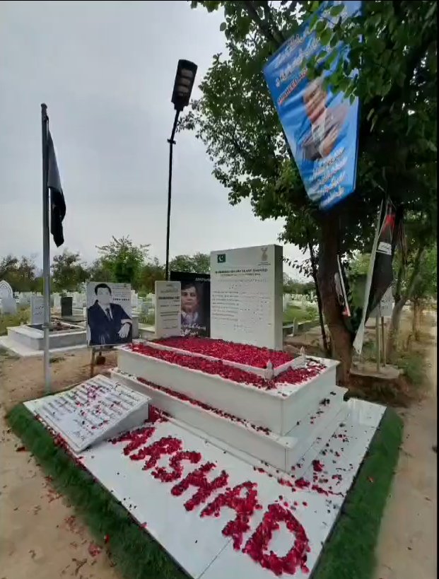 CryptoAlanReal's tweet photo. دورِ باطل میں حق پرستوں کی
بات رہتی ہے سر نہیں رہتے۔۔۔💔

ضمیر فروشی ، ظالموں کے سامنے سر جھکانے اور ظلم و ناانصافی سے انکار کر کے
 شہادت کو گلے لگایا۔

یہ قوم روز محشر تک آپ کو یاد رکھے گی۔
انشاللہ ۔ https://t.co/80nZIBnutT