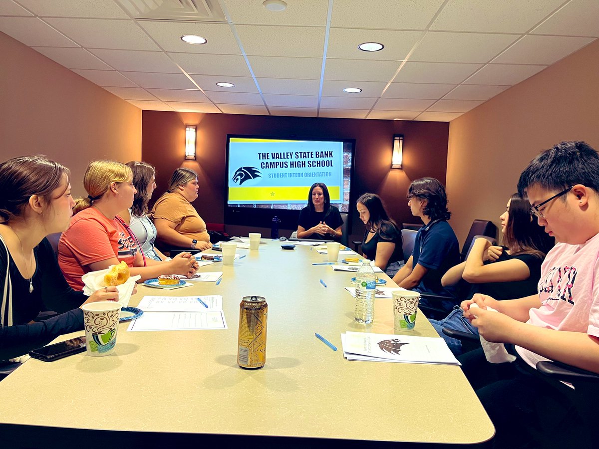 CoachZKliewer's tweet photo. 1st Day of @valleystatebank Campus Intern Training. Amazing opportunity for our @USD261 students. #RealWorldExp https://t.co/fZtDBPlGRP