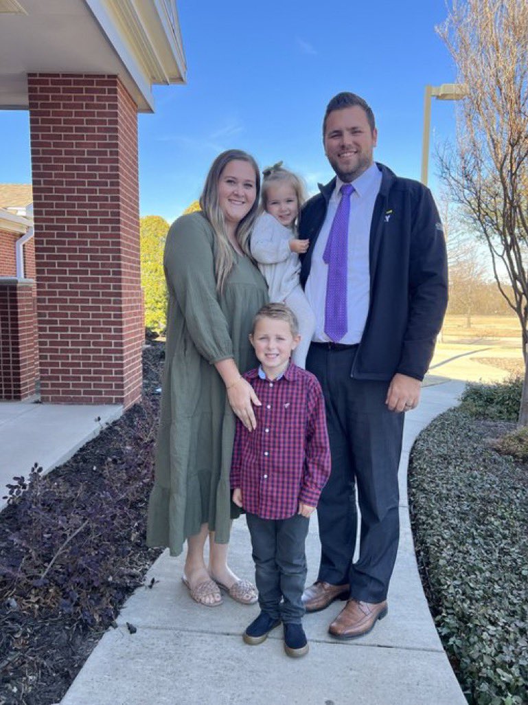 SportyMcSports's tweet photo. Today’s #5dollarfriday is for the family of @CoasterDevin

Devin’s wife was diagnosed with aggressive bone cancer which has now spread to her lungs. It requires many rounds of chemo and then a leg amputation.
 
Their family could use our support ❤️ 

Plz RT 🙏 

Venmo: @devpayne https://t.co/tXMcFPAxEv