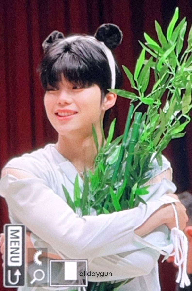 데이 tweet media