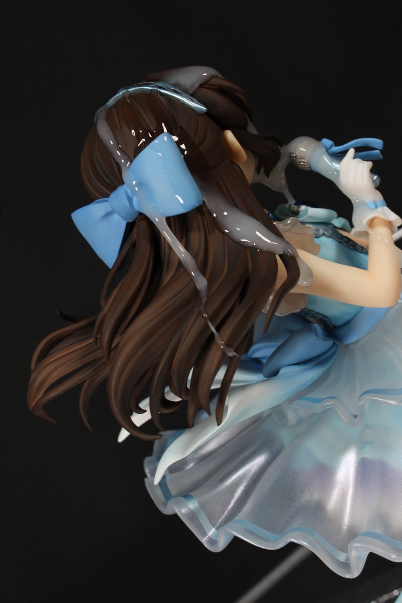 figure_bkk's tweet photo. ということでさっそくarsちゃんと遊びました。初めてのステージで何やら暖かいものが飛んできてお顔や髪までかかってちょっと驚いてるようですが、お肌も髪もツヤツヤになる液体なので安心して塗り塗りしてもらいましょう。立派なアイドル目指してこれから頑張ろう!!
#フィギュアぶっかけ https://t.co/amqRapO57z