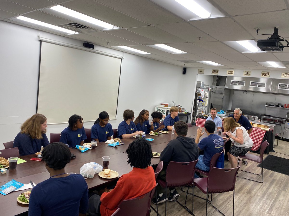 mealsonwheelsmd's tweet photo. Yesterday, students in the Teen Ambassador Program (TAP) spent the day @SavalFoods learning about the importance of corporate social responsibility and giving back to the community. We would like to thank our board member Gary Peisach for leading a learning session for students! https://t.co/dKN0NbYaFF