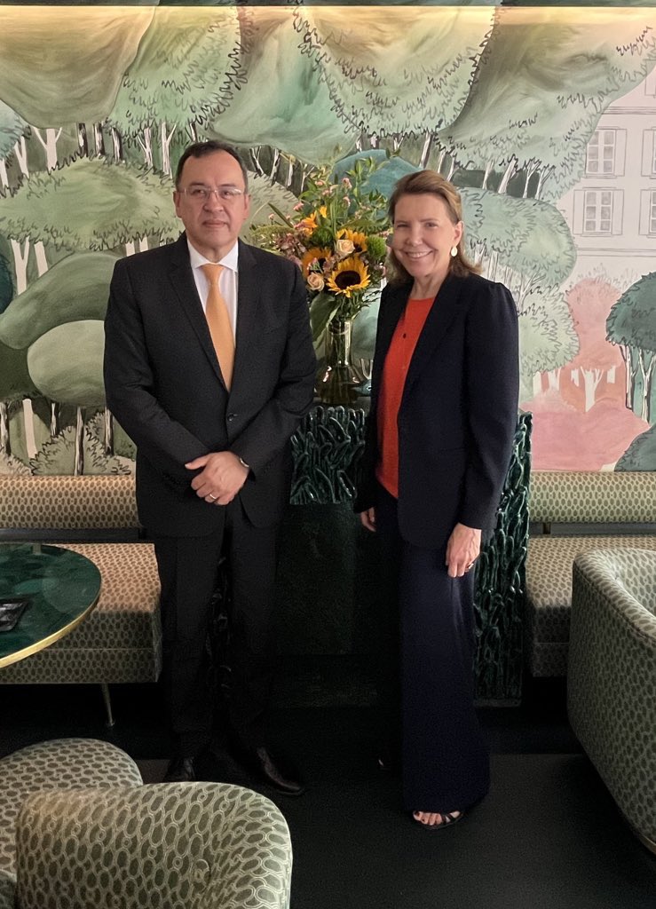 Bienvenido a Francia querido Embajador de Colombia 🇨🇴 @alfonsoprada! Colombia es un socio clave de 🇫🇷 en América latina. Queremos trabajar conjuntamente frente a los desafíos regionales e internacionales, en base de una relación bilateral cada vez más fuerte. @petrogustavo