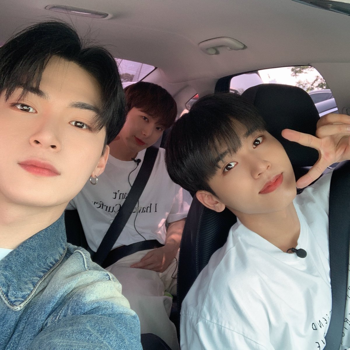 OmegaX_members's tweet photo. [#OX] 

9600원 화이팅

#OMEGA_X #오메가엑스
#한겸 #HANGYEOM https://t.co/whcDOKRzV3