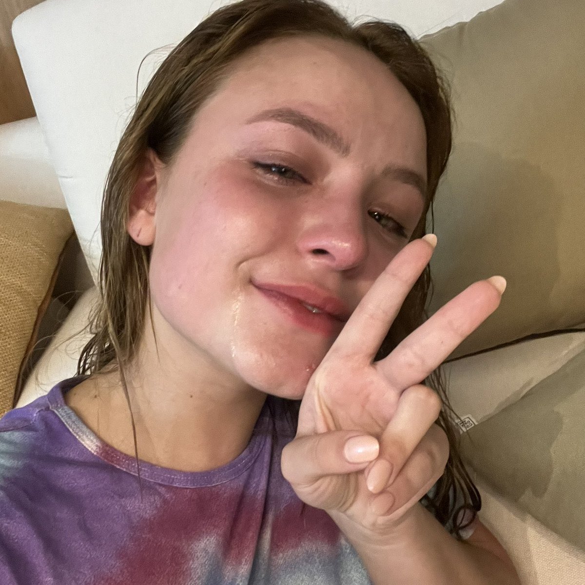 choquei's tweet photo. 🚨FAMOSOS: Larissa Manoela teve uma crise depressiva após descobrir que pais venderam casa de Orlando sem sua permissão: 

"Ela teve uma crise depressiva forte por conta disso. Deu uma surtada e quis se afastar dos pais. Eles agiram como se ela ainda tivesse 5 anos e venderam o imóvel", conta uma amiga da família.