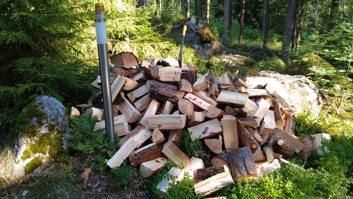 Johtovirta's tweet photo. Sitä oli kirveelle töitä.
#sahajengi #kirves #hanskat https://t.co/MXFQGHOWEF