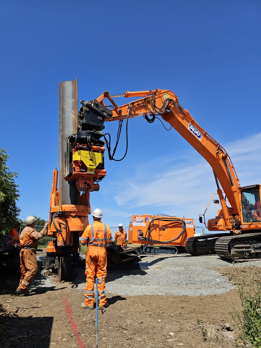 Seems we're dotted all over Yorkshire and Humberside this Summer.  York, Leeds and now Hull.  Here's another job in heart of Humberside.  Updates and more detail to follow.....

#weknowpiling #piling #sheetpiling #expertise #piles #Giken #Supercrush

Giken &amp; Movax - <a href="/AGDEquipment/">AGDEquipment</a>