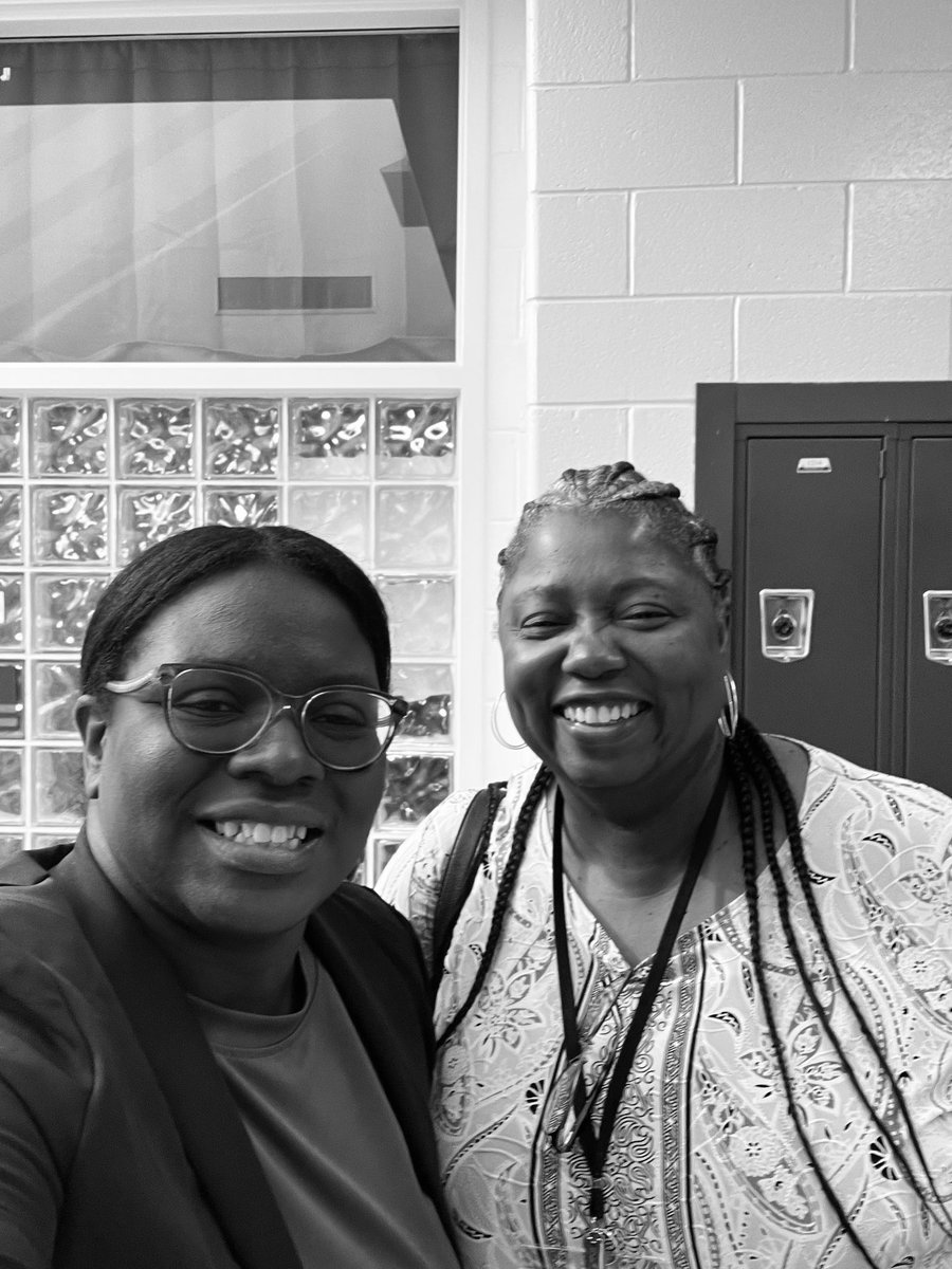 harrietsteed1's tweet photo. Love running into people you know and love while presenting!! #bestfirstdayever #buildingpowerfulreaders @ELA_HCS https://t.co/9VVr4Mf7UP