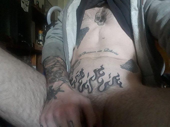 me dijeron a mi pito le queda lindo el tattoo  que dicen? rt si alias: xpired.pirate  si todav&iacute;a no lo