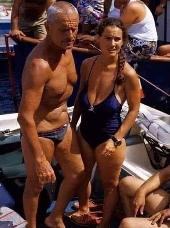 Le célèbre plongeur italien Enzo Maïorca plongeait dans la mer chaude de Syracuse, et parlait à sa fille Rossana qui était sur le bateau.

Prêt à plonger,il sentit quelque chose le cogner légèrement dans le dos.

Se retournant, il vit un dauphin, et réalisa alors qu'il ne