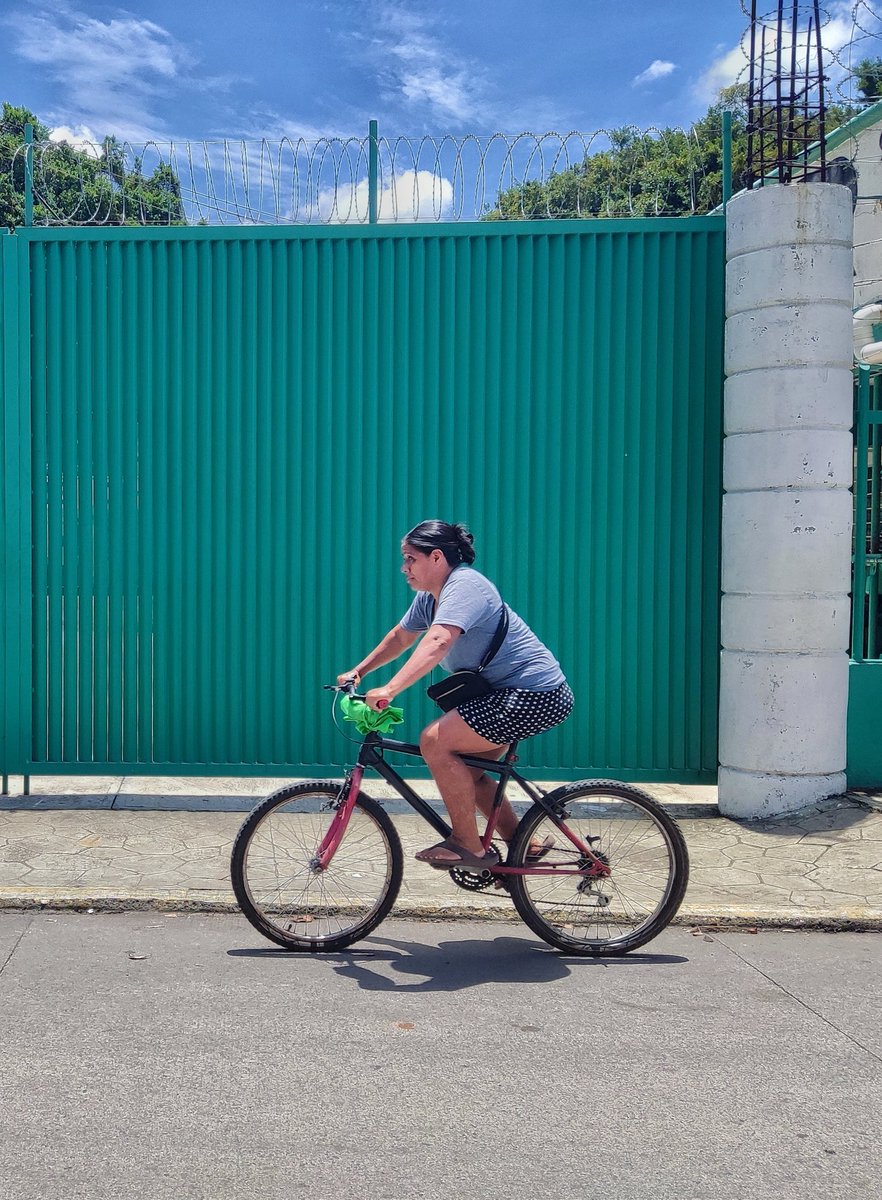 Adan_Velez's tweet photo. Al trabajo, a ver la familia, a 39°, no importa la edad, el camino, el tipo de bici o si es subida. La #bici te lleva!!
#Tapachula #Chiapas https://t.co/aLmajaawQC