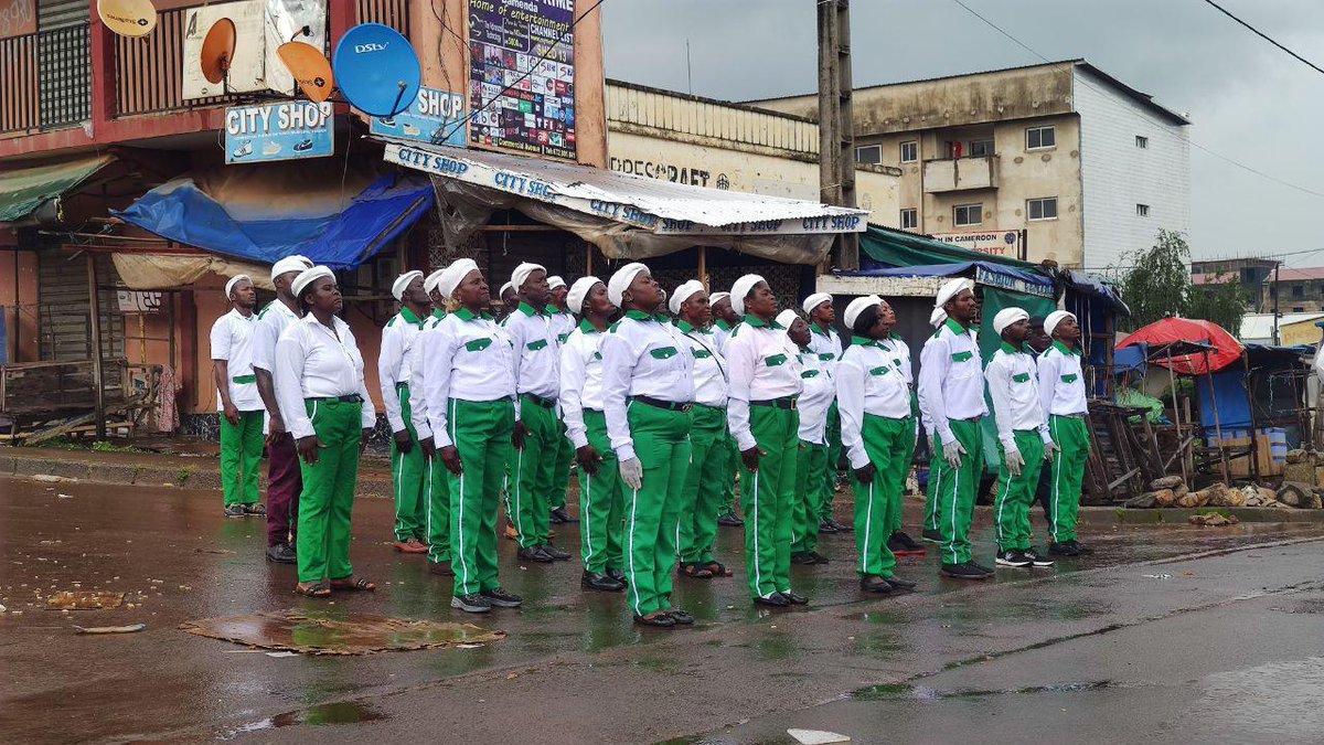 MimiMefoInfo's tweet photo. How some SDF Vanguard members received the body of Ni John Fru Ndi at Commercial Avenue in Bamenda.
They have braved all the odds to bid farewell to their leader.
#frundi
#RIP
#Cameroon https://t.co/juFU3RM4Du