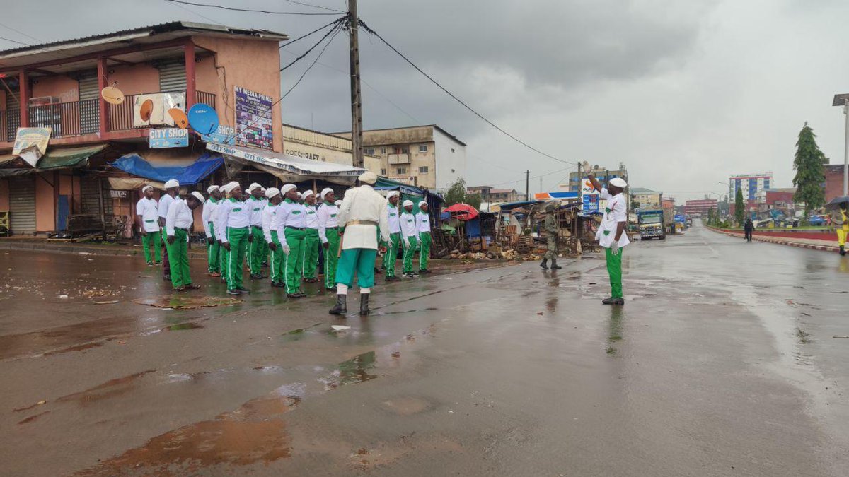 MimiMefoInfo's tweet photo. How some SDF Vanguard members received the body of Ni John Fru Ndi at Commercial Avenue in Bamenda.
They have braved all the odds to bid farewell to their leader.
#frundi
#RIP
#Cameroon https://t.co/juFU3RM4Du